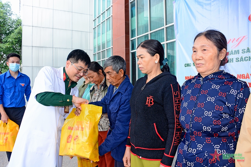 Binh đoàn 15 phối hợp với Bệnh viện Quân y 175 thực hiện Chương trình “Rạng ngời đôi mắt Việt Nam”