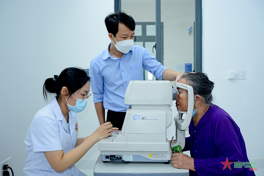 Binh đoàn 15 phối hợp với Bệnh viện Quân y 175 thực hiện Chương trình “Rạng ngời đôi mắt Việt Nam”