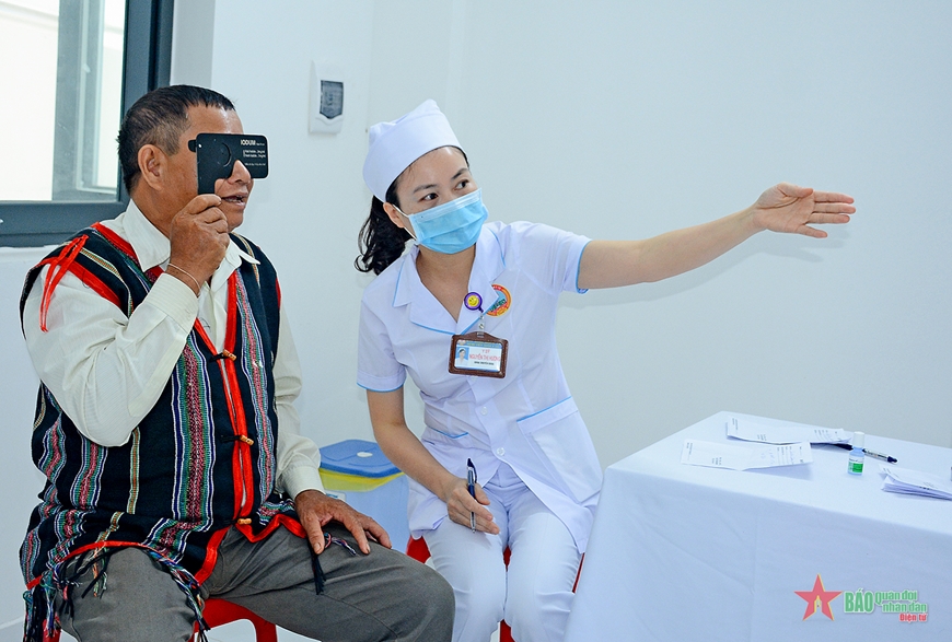 Binh đoàn 15 phối hợp với Bệnh viện Quân y 175 thực hiện Chương trình “Rạng ngời đôi mắt Việt Nam”
