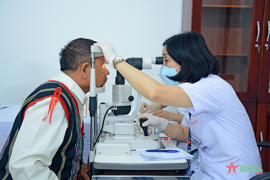 Binh đoàn 15 phối hợp với Bệnh viện Quân y 175 thực hiện Chương trình “Rạng ngời đôi mắt Việt Nam”
