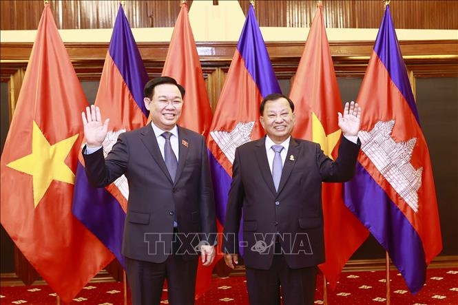Chủ tịch Quốc hội Vương Đình Huệ hội kiến Chủ tịch Thượng viện Campuchia Samdech Say Chhum