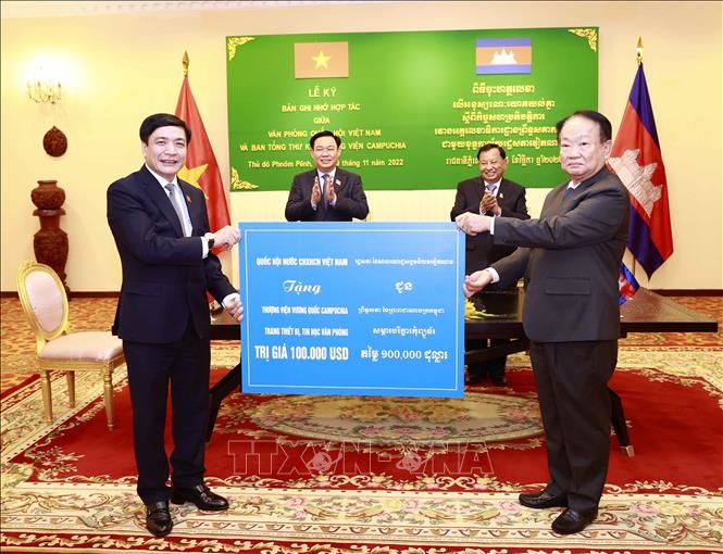 Chủ tịch Quốc hội Vương Đình Huệ hội kiến Chủ tịch Thượng viện Campuchia Samdech Say Chhum
