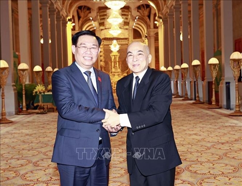 Chủ tịch Quốc hội Vương Đình Huệ chào Quốc vương Campuchia Norodom Sihamoni
