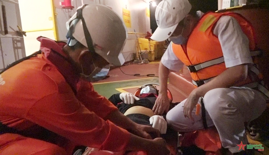 Tàu SAR 274 kịp thời cứu thuyền viên tàu nước ngoài đau nặng trên biển