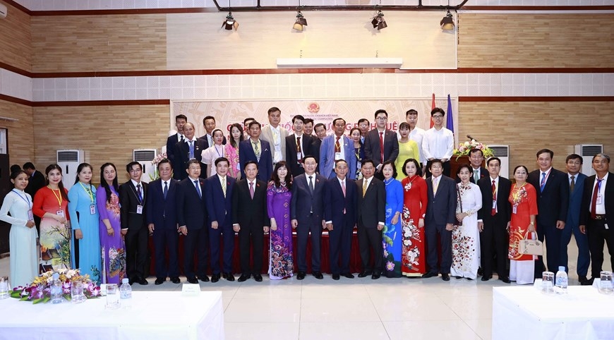 Chủ tịch Quốc hội Vương Đình Huệ gặp cộng đồng người Việt Nam tại Campuchia