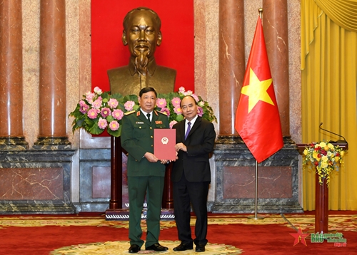 Chủ tịch nước trao quyết định thăng quân hàm Thượng tướng đối với đồng chí Huỳnh Chiến Thắng