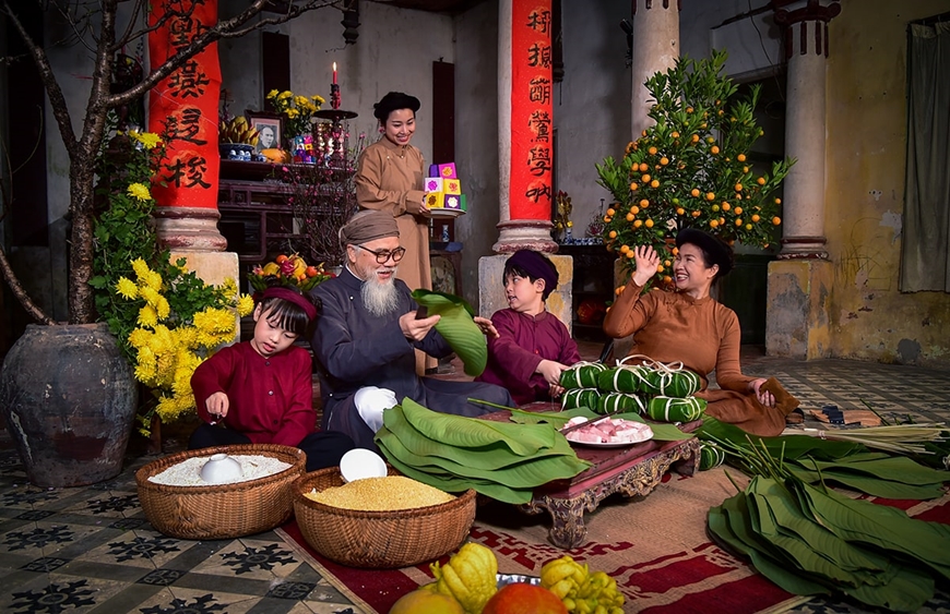 Chào đón Tết Quý Mão của các bạn bằng những hình ảnh ấn tượng đậm chất Việt. Hãy cùng chúng tôi chiêm ngưỡng những trang phục truyền thống đầy màu sắc, những đàn hoa cúc tinh tế và bữa tiệc đầy ấm áp. Một mùa lễ hội đầy ý nghĩa và nhiều niềm vui đang đợi chờ.