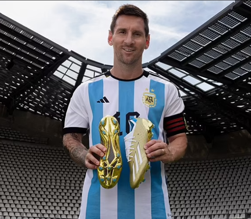 Bên lề World Cup 2022: Messi khoe giày mạ vàng
