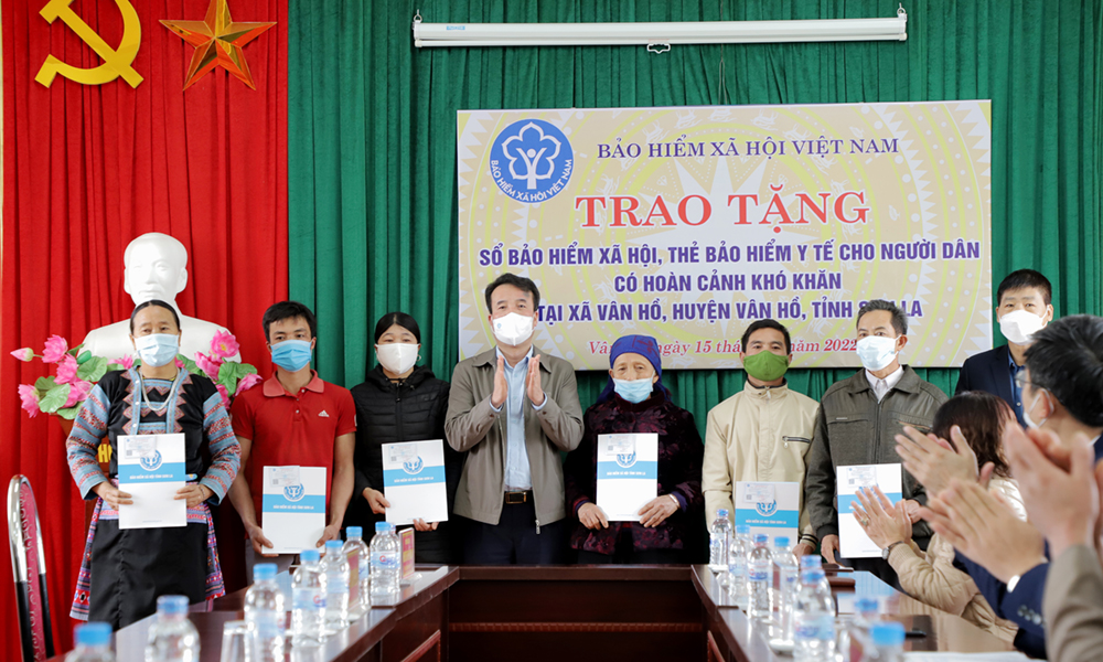 Phát động chương trình tặng sổ BHXH, thẻ BHYT cho người có hoàn cảnh khó khăn năm 2022