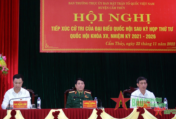 Đại tướng Lương Cường tiếp xúc cử tri tại huyện Cẩm Thủy, tỉnh Thanh Hóa