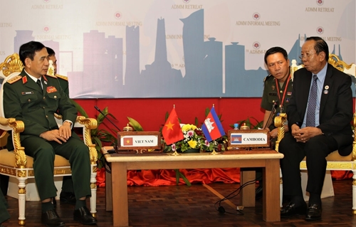 Bộ trưởng Phan Văn Giang gặp song phương Bộ trưởng Quốc phòng Campuchia và Bộ trưởng Quốc phòng Trung Quốc