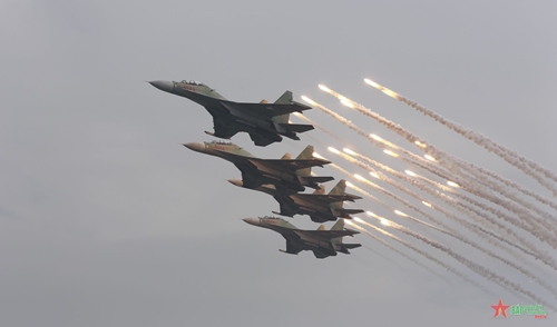 “Hổ mang chúa” Su-30MK2 hợp luyện trên bầu trời Thủ đô