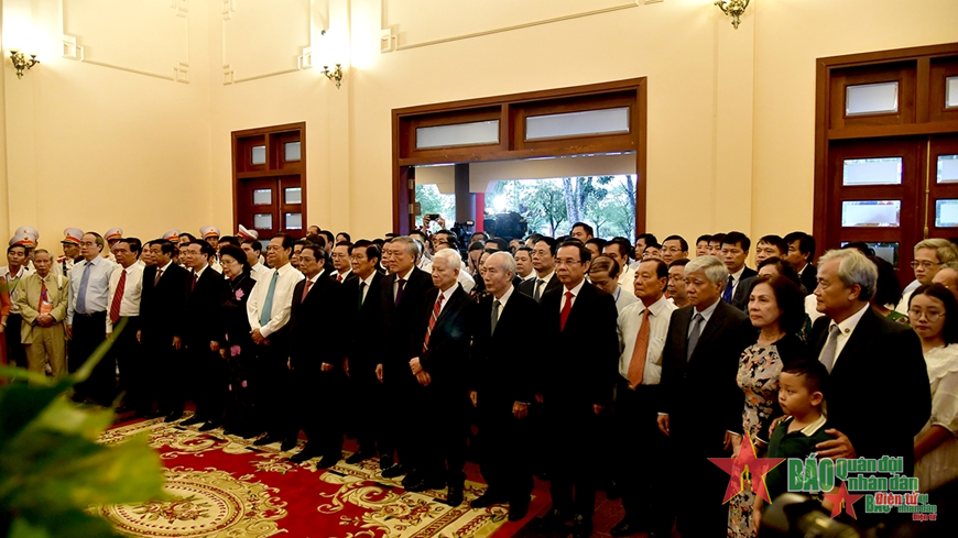 Thủ tướng Chính phủ Phạm Minh Chính dâng hoa, dâng hương tại Khu lưu niệm Thủ tướng Võ Văn Kiệt