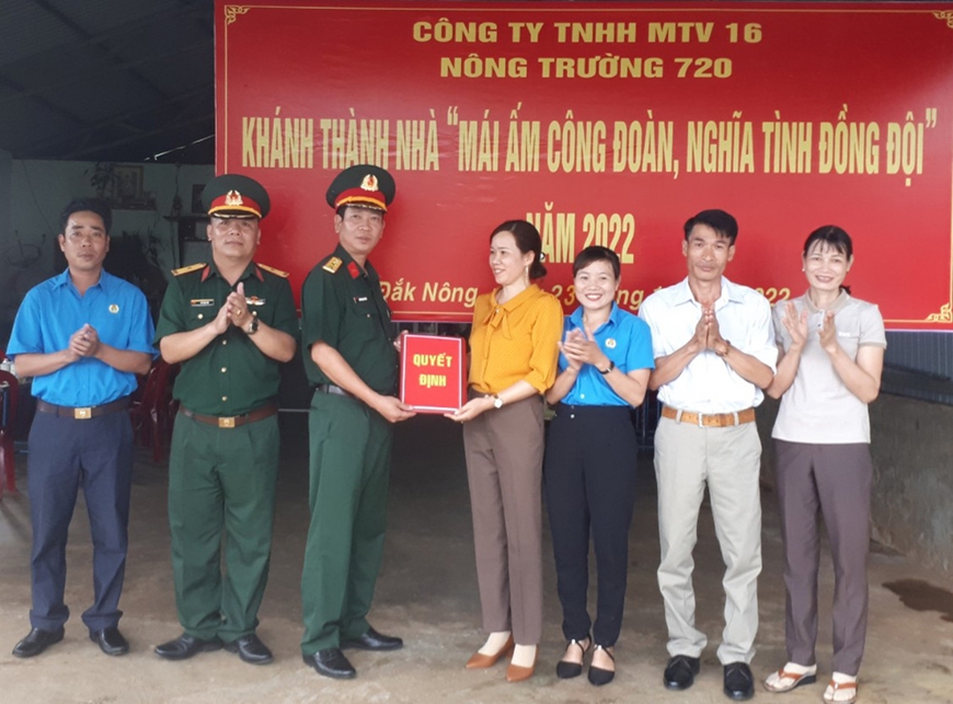 Nông trường 720 trao tặng nhà “Mái ấm công đoàn, nghĩa tình đồng đội”