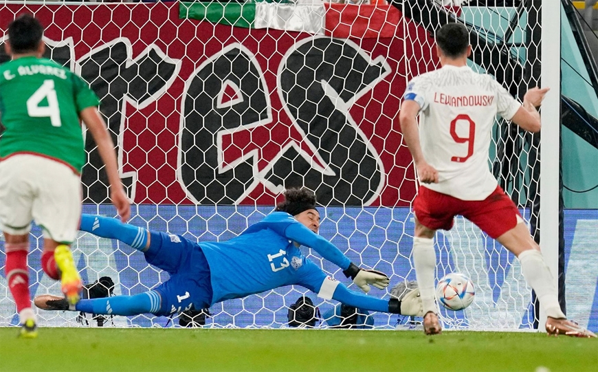 Thủ môn Mexico tiết lộ “bí quyết” cản đá phạt đền của Lewandowski