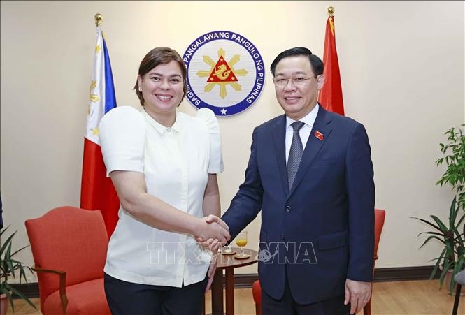 El titular de la Asamblea Nacional de Vietnam, Vuong Dinh Hue, recibe a la vicepresidenta de Filipinas, Sara Duterte. (Fotografía: VNA)