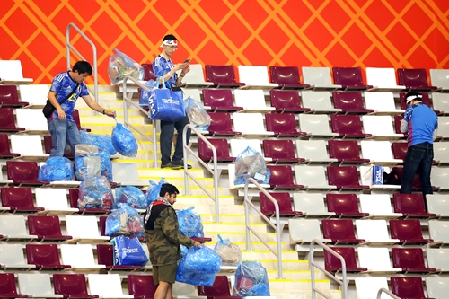 Cổ động viên Nhật Bản gây ấn tượng khi nán lại dọn rác ở sân Khalifa