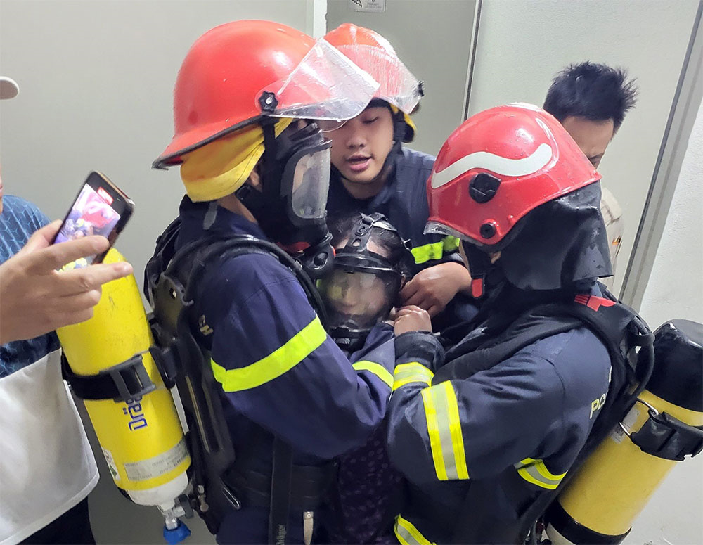 Cứu hai nạn nhân thoát khỏi đám cháy chung cư Hà Đông
