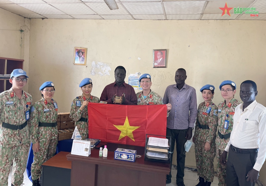 Bệnh viện dã chiến cấp 2 số 4 làm công tác dân vận tại Nam Sudan