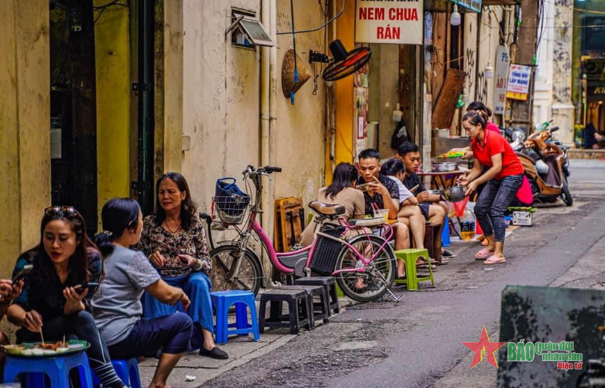 Nhịp sống Hà Nội qua ngõ nhỏ