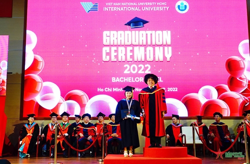 Trường Đại học Quốc tế khen thưởng nhiều sinh viên tốt nghiệp thủ khoa, xuất sắc