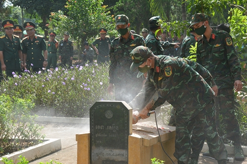 Tổ chức cất bốc 49 hài cốt chiến sĩ LLVT đoàn kết cứu nước Campuchia
