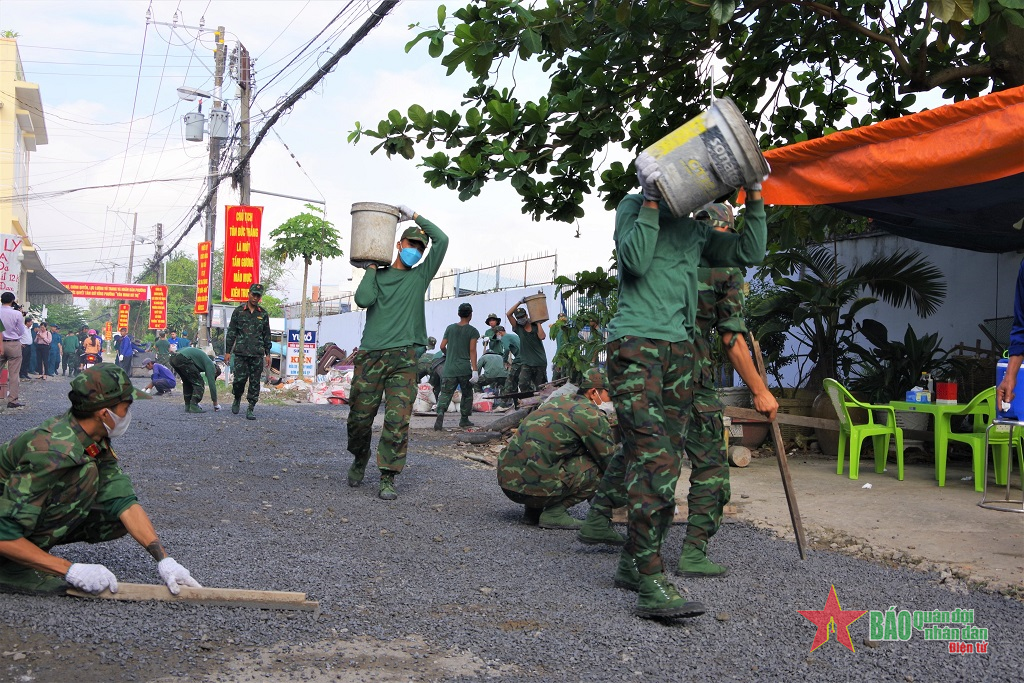 Lữ đoàn Pháo binh 6 (Quân khu 9) giúp nhân dân làm đường giao thông nông thôn