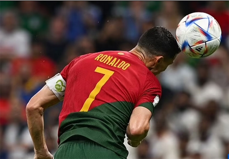 Ronaldo, bàn thắng hụt: Một đường chuyền tuyệt vời và một pha dứt điểm uy lực, nhưng không thể làm tung lưới đối phương. Ronaldo đã có một bàn thắng hụt đáng tiếc, nhưng điều đó cũng chứng tỏ sự nỗ lực và tinh thần của anh. Hãy xem lại pha bóng đó và cảm nhận sự tuyệt vời của Ronaldo.