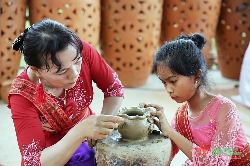 Nghệ thuật làm gốm của người Chăm được UNESCO ghi danh