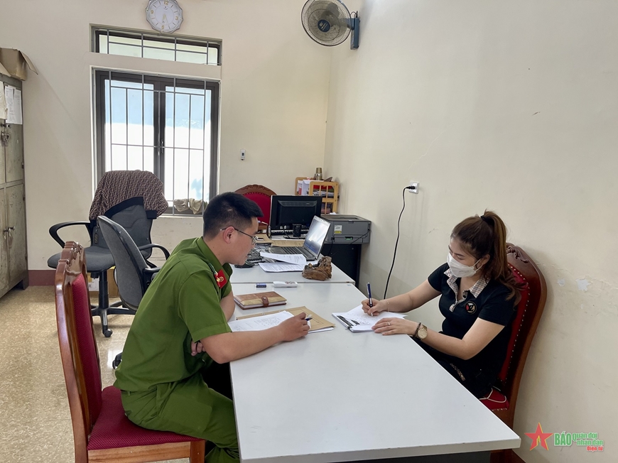  Chị Hà Thị G trình bày sự việc bị lừa đảo với cán bộ Công an huyện Mai Sơn, tỉnh Sơn La.