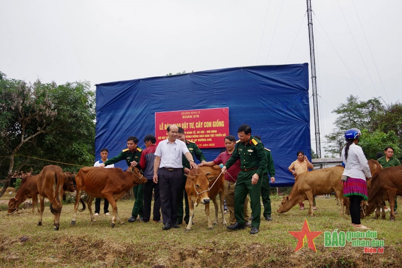 Đoàn Kinh tế - Quốc phòng 379 (Quân khu 2) bàn giao gần 250 gia súc giống hỗ trợ hộ nghèo