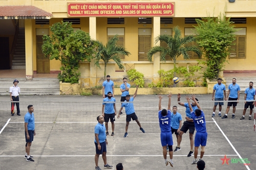 Thủy thủ tàu Hải quân Ấn Độ giao lưu thể thao với Lữ đoàn 125, Vùng 2 Hải quân