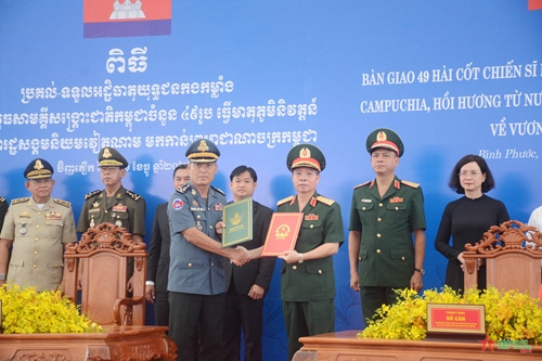 Bàn giao 49 hài cốt chiến sĩ lực lượng vũ trang đoàn kết cứu nước Campuchia