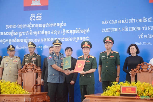 Bàn giao 49 hài cốt chiến sĩ lực lượng vũ trang đoàn kết cứu nước Campuchia