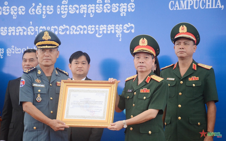 Bàn giao 49 hài cốt chiến sĩ lực lượng vũ trang đoàn kết cứu nước Campuchia