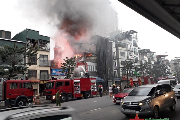 Dập tắt đám cháy lớn trên phố Minh Khai, Hà Nội