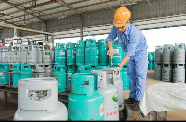 Từ hôm nay, ngày 1-12, giá gas trong nước tiếp tục tăng