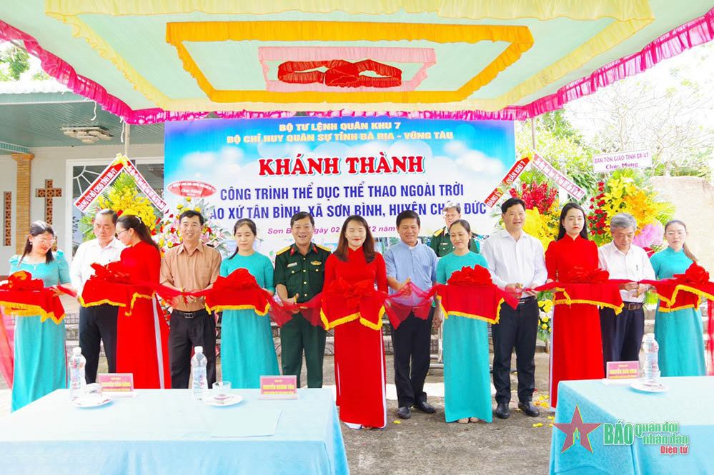 Bàn giao công trình thể dục-thể thao tặng Giáo xứ Tân Bình