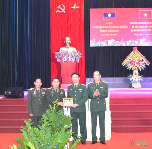 Đoàn cán bộ Quân đội nhân dân Lào thăm, trao đổi kinh nghiệm tại Bệnh viện Quân y 354