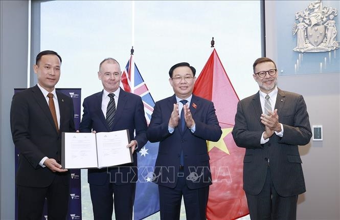 Chủ tịch Quốc hội Vương Đình Huệ gặp Thống đốc bang Victoria và tiếp đồng Bộ trưởng Thương mại và sản xuất Australia