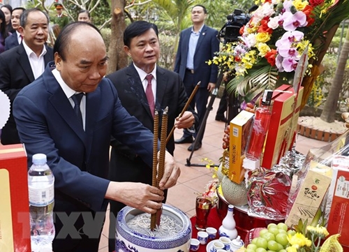 Chủ tịch nước Nguyễn Xuân Phúc dâng hương tưởng niệm, tri ân cống hiến của các bậc tiền bối Nghệ An