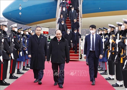 Chủ tịch nước Nguyễn Xuân Phúc đến Seoul, bắt đầu thăm cấp nhà nước tới Hàn Quốc