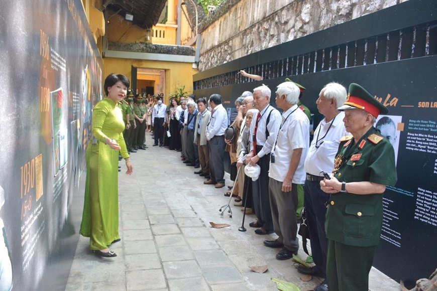 Tù kiên trung: Sự dũng cảm và kiên trung của các tù nhân đang làm nên lịch sử cho đất nước. Những hình ảnh về tù kiên trung sẽ lưu giữ lại những hành động đáng kính của họ, đồng thời truyền cảm hứng cho thế hệ mai sau. Hãy cùng xem hình ảnh để tôn vinh những người đang lấp lửng và đấu tranh cho những giá trị đích thực.