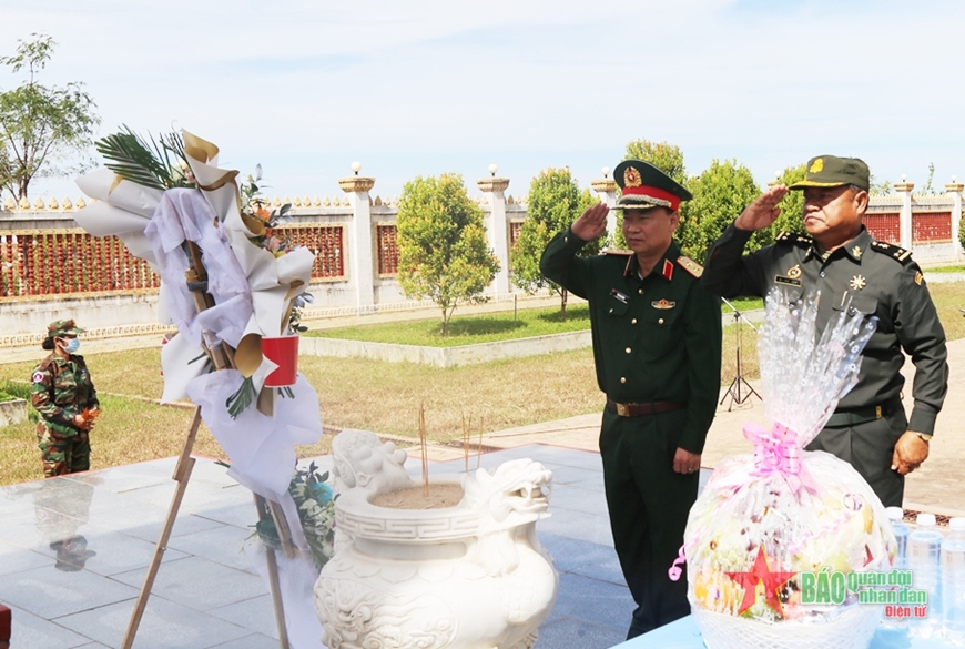 Tư lệnh Quân khu 5 thăm, làm việc tại Campuchia