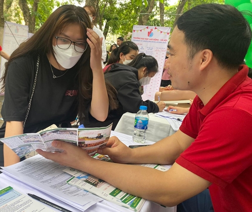 CÙ HƯƠNG Cầu nối việc làm cho sinh viên ngành y