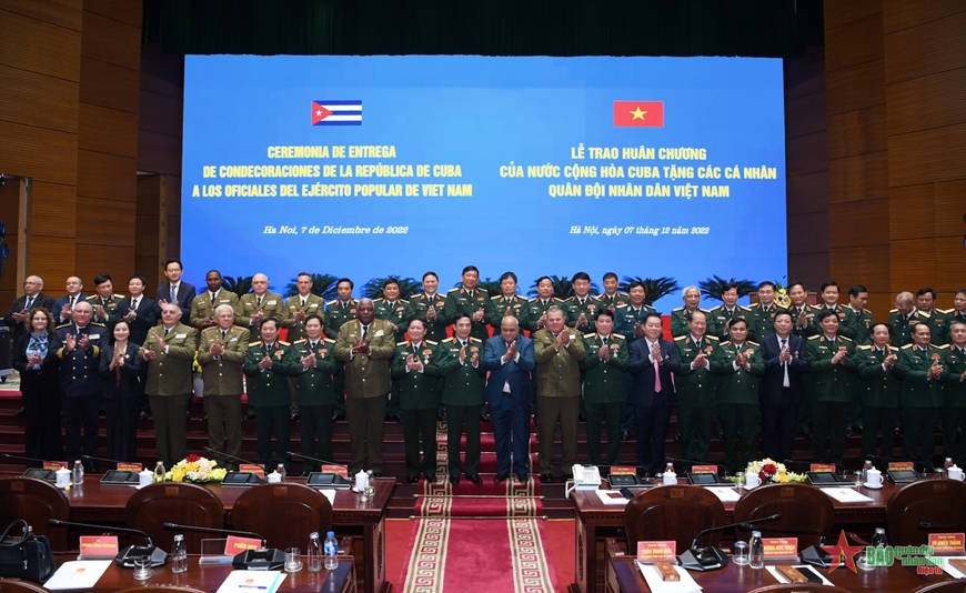 Lễ trao Huân chương của nước Cộng hoà Cuba tặng các đồng chí trong Quân đội nhân dân Việt Nam