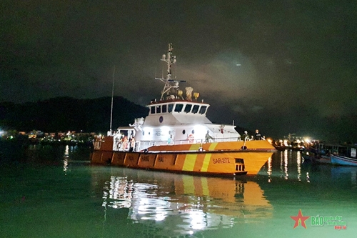 ベトナム MRCC 船 SAR 272 が治療のためにフィリピン人乗組員を上陸させた