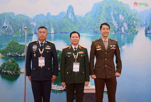 Thượng tướng Nguyễn Tân Cương tiếp lãnh đạo quân đội các nước

