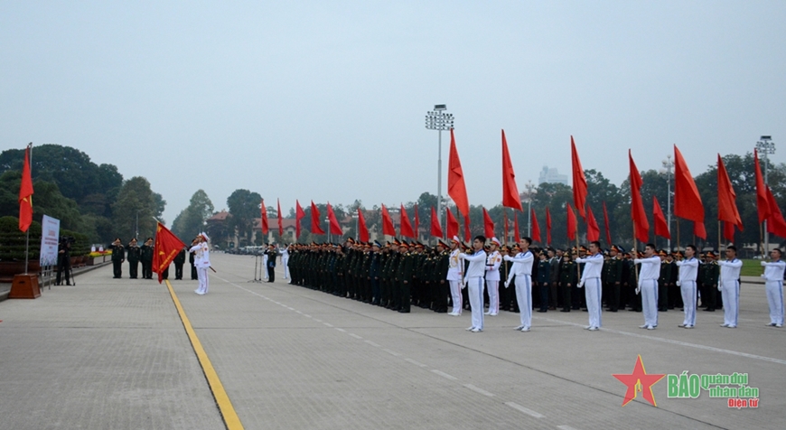 Đoàn đại biểu dự Tuyên dương điển hình tiên tiến trong phong trào “Lao động giỏi, Lao động sáng tạo” báo công dâng Bác