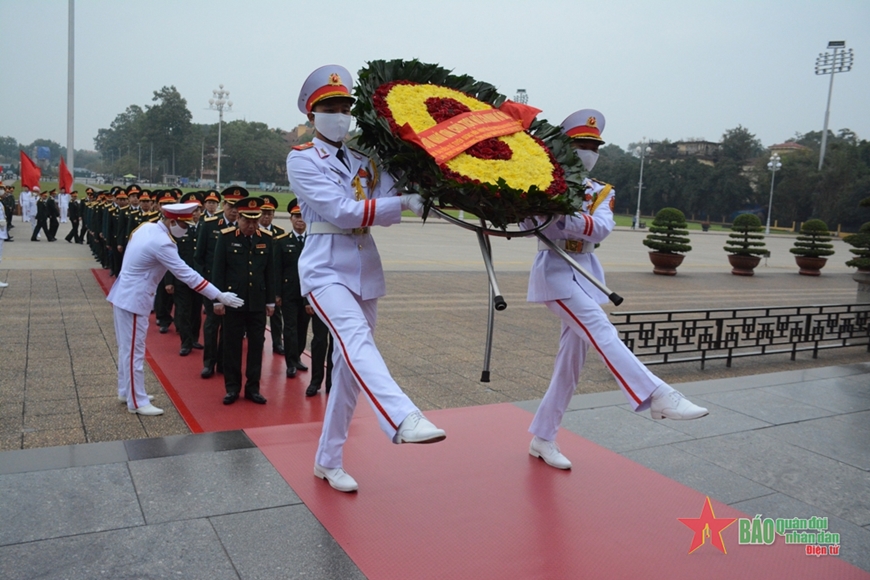 Đoàn đại biểu dự Tuyên dương điển hình tiên tiến trong phong trào “Lao động giỏi, Lao động sáng tạo” báo công dâng Bác